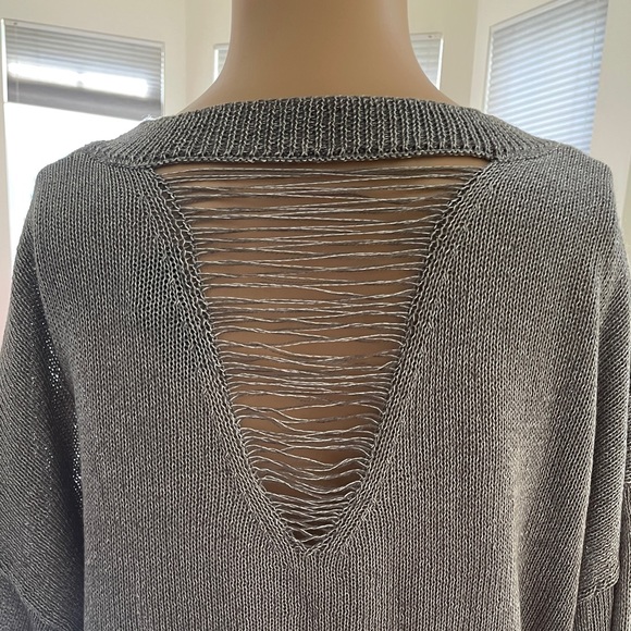 CCO PRICE DROP 🔥🔥 Lane Bryant Cut Out Relaxed Fit Gray Top Size 18/20 - Picture 5 of 7